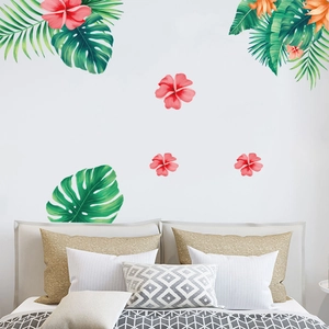 Décoration murale de chambre avec fleurs d'hibiscus roses et feuilles de monstera vertes