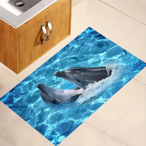 Détail d'un tapis de bain 3D dauphin océan sur un sol en marbre clair poli