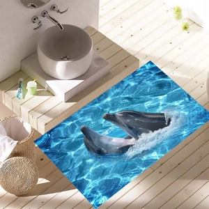 Détail d'un tapis de sol 3D dauphin océan sur un sol de salle de bain en bois clair