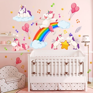 Detail von farbenfrohen Einhorn-Wandtattoos mit Regenbogen und Sternen im Kinderzimmer