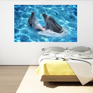 Détail d'un sticker mural dauphins de l'océan sur un mur de chambre avec de l'eau bleue