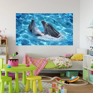 Détail de stickers muraux avec dauphins sautant au-dessus de l'eau dans la chambre