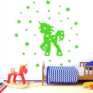 Sticker mural licorne fluorescente avec étoiles vertes pour chambre d'enfant
