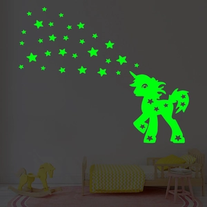 Stickers muraux licorne et étoiles fluorescents brillant dans une chambre d'enfant
