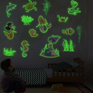 Stickers muraux sirène lumineuse avec créatures marines fluorescentes dans la chambre