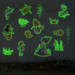 Stickers muraux sirène phosphorescents montrant des créatures marines vertes lumineuses