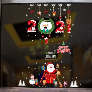 Détail d'autocollants de Noël pour fenêtres avec Père Noël, bonhomme de neige et texte