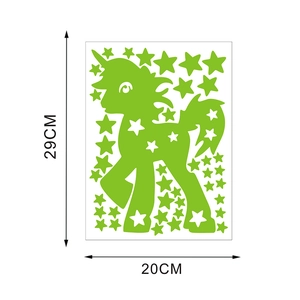 Stickers muraux licorne et étoiles lumineuses vert fluo de 29cm x 20cm