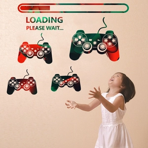 Detail der bunten Wandaufkleber für Gamecontroller mit Ladetext und interaktiver Szene