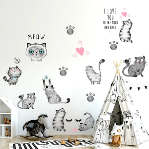 Détail de stickers muraux montrant des chats tigrés gris, pattes et cœurs roses