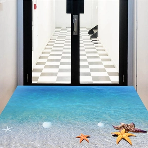 Détail d'un tapis de sol 3D plage océan avec étoiles de mer et coquillages dans un couloir