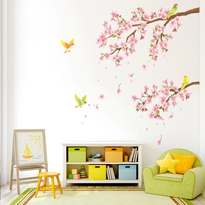 Détail de stickers muraux fleurs de cerisier roses avec oiseaux pour chambre d'enfant
