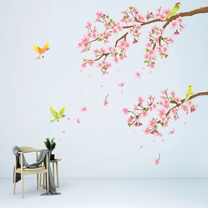 Sticker mural détaillé montrant des branches de cerisier rose et des oiseaux colorés