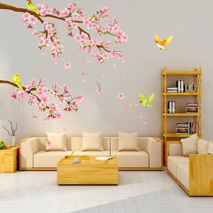 Détail d'autocollants muraux fleurs de cerisier et oiseaux dans un salon moderne et chaleureux