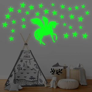 Leuchtende Wandtattoo-Set mit fliegendem Einhorn und vielen grünen fluoreszierenden Sternen