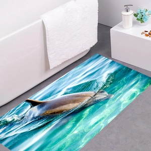 Tapis de bain 3D dauphin avec vagues et éclaboussures posé près d'une baignoire blanche
