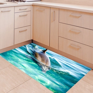 Détail d'un tapis de cuisine 3D dauphin océanique sur un sol en bois clair intérieur