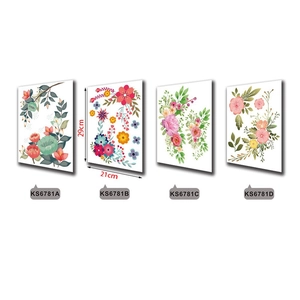 Vue détaillée de quatre autocollants floraux pour toilettes avec dimensions de 21x29cm