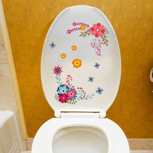 Détail d'un autocollant floral pour abattant de WC avec fleurs roses et feuilles