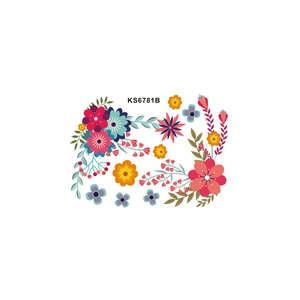 Détail d'autocollants floraux imperméables avec des fleurs colorées et des feuilles vertes