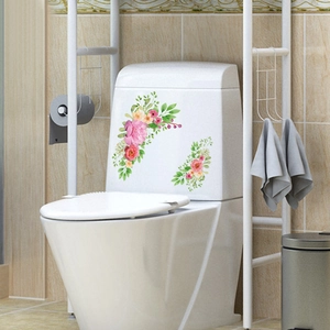 Scène de salle de bain avec stickers de pivoines roses et roses sur réservoir de WC blanc