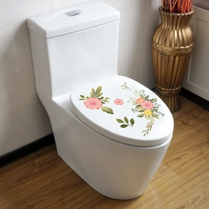 Détail de stickers fleurs roses avec branches dorées sur abattant de WC en céramique