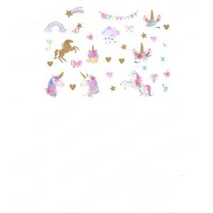 Dettaglio di adesivi luminosi con unicorno e arcobaleno con effetto glitterato su bianco
