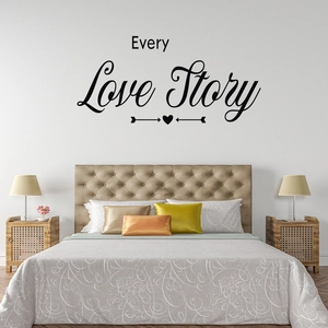 Sticker mural noir Every Love Story avec flèches et cœurs pour décor de chambre