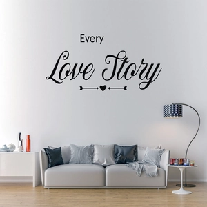 Sticker mural Every Love Story avec motifs de cœurs au-dessus d'un canapé gris