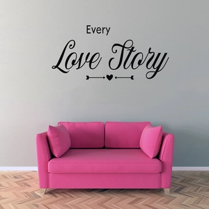 Détail du sticker mural Every Love Story avec cœur et flèche au-dessus d'un canapé