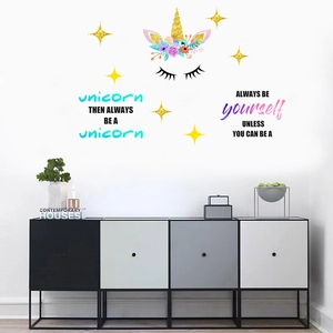 Stickers licorne avec étoiles et citation sur un mur blanc de style minimaliste