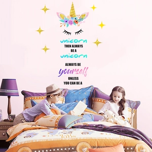 Stickers muraux licorne avec étoiles et citation dans une chambre d'enfant douillette