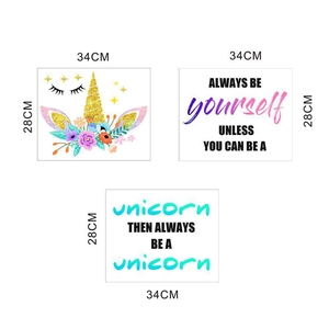 Vue détaillée des stickers licorne et étoiles avec slogan pour chambre d'enfant