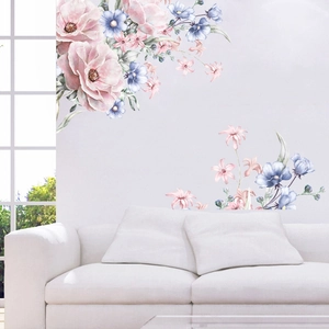 Gros plan de stickers muraux floraux à l'aquarelle avec fleurs roses et bleues sur canapé