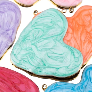 Colgante de corazón de acero inoxidable 304 con texturas de esmalte mármol de colores