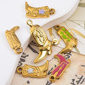 Goldene Cowboy-Stiefel-Anhänger mit bunten Emaille-Details und Ösen für DIY-Schmuck