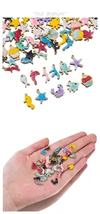 Detail van diverse emaille oceaanbedels inclusief zeepaardje en zeester voor DIY-knutselwerkjes