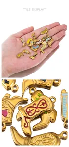Makroaufnahme bunter Emaille-Stiefelanhänger aus vergoldetem Edelstahl für DIY-Schmuck