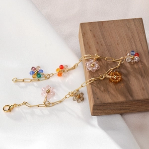 Buntes Kristall-Blumenarmband aus goldenem Edelstahl mit praktischem Karabinerverschluss
