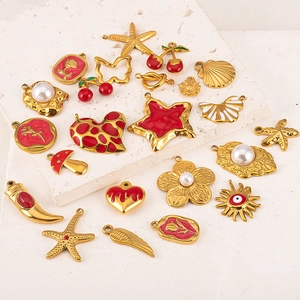 Assortimento di ciondoli in smalto dorato con ciliegie e cuori per gioielli fai da te