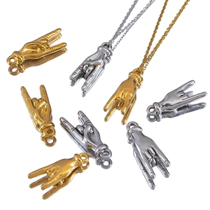 Pendente e collana gesto rock hip hop in oro e argento acciaio inossidabile su sfondo bianco