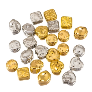 Mix aus Herz- und Geometrieperlen in Gold und Silber aus ABS mit Hammerschlag-Textur
