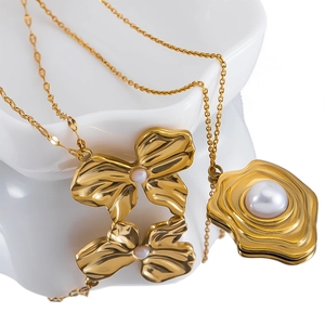 Set di collane vintage francesi con ciondoli a farfalla e perla ovale dorata