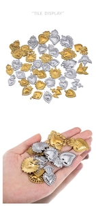 Detalle de los colgantes de corazón milagro con baño de oro y plata brillante