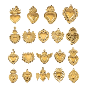 Colgantes de corazón sagrado dorados de acero inoxidable en varios diseños retro y alados