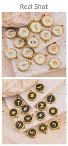 Détail de divers pendentifs en émail et acier doré avec motifs soleil et lune
