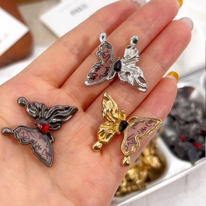 Goldene und silberne Schmetterlingsanhänger mit bunten Flügeln und Edelsteinen für DIY-Schmuck