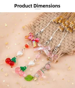 Détail de pendentifs fraises et nœuds avec chaînes en alliage de zinc et perles