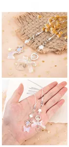 Détails de deux bijoux de téléphone cœur et papillon avec fermoirs mousquetons argent
