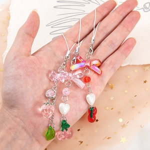 Porte-clés mignon fraise et nœud avec perles et breloques cœur en acrylique